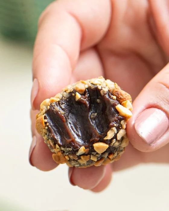 Brigadeiro Cravejado no Pé-de-Moleque, Grão Confeitaria Saudável
