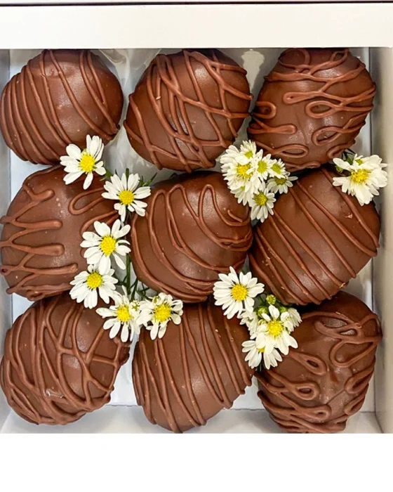 Caixa de bombons de morango com flores
