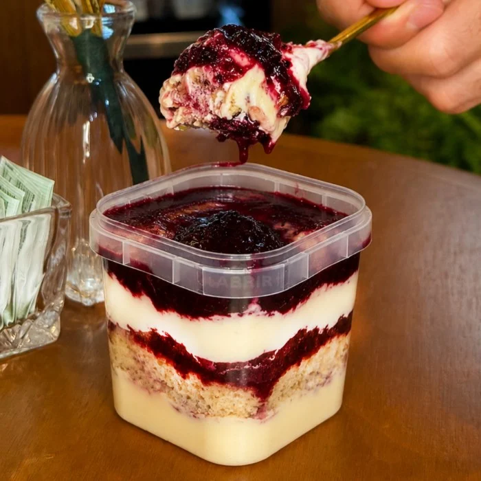 Pote Jardim Encantando com bolo de amêndoas, creme e frutas vermelhas