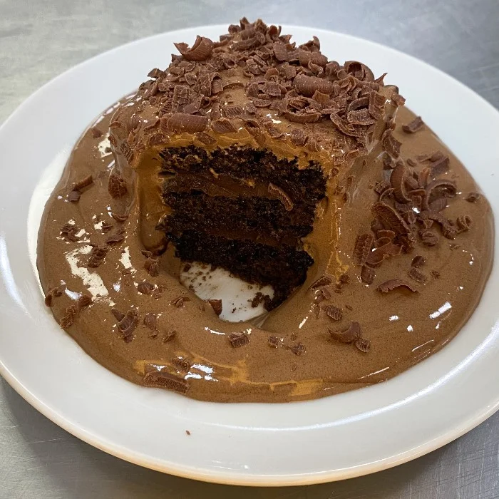 Fatia do Duble Chocolat Cake com brigadeiro e crema de chocolate