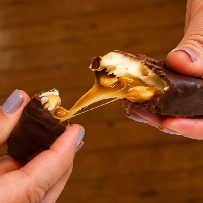 Barrinha Snickers da Grão com caramelo, amendoim e torrone