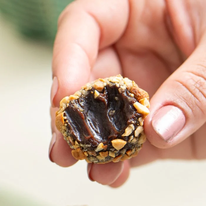 Brigadeiro Cravejado no Pé-de-Moleque, Grão Confeitaria Saudável