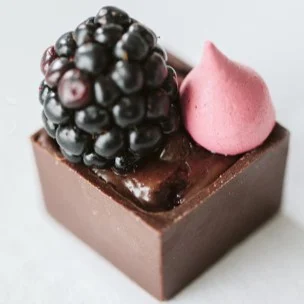 Cubinho de Chocolate com amora, Grão Confeitaria Saudável
