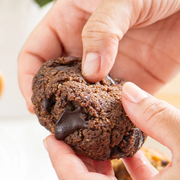 Pacote com 5 Cookies de avelã com cacau sem leite, Grão Confeitaria Saudável