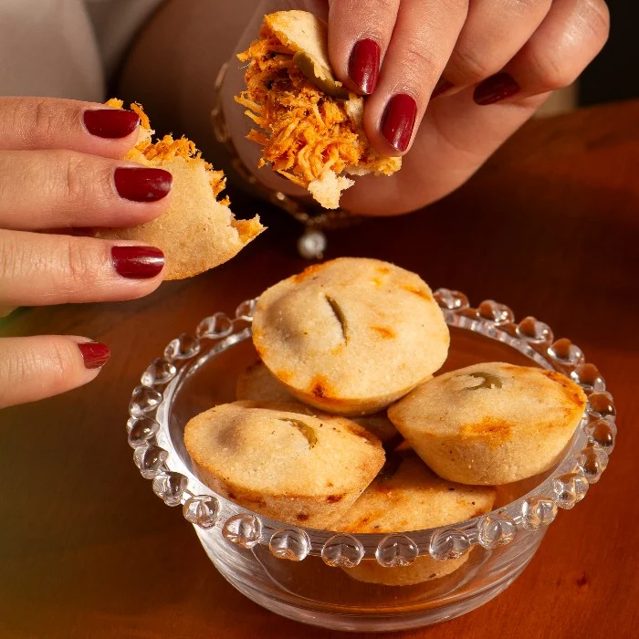 Cestinha com 6 de Empadinhas de Frango  sem leite, Grão Confeitaria Saudável