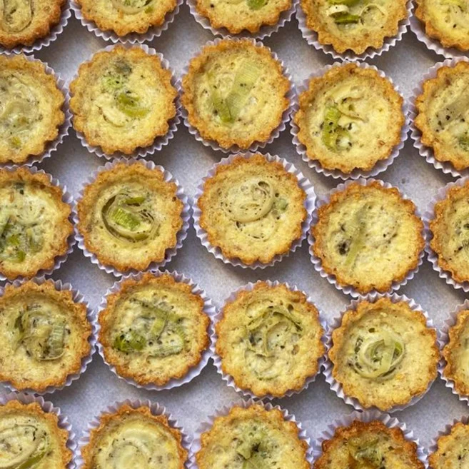 Miniquiche Salgada de Alho Poró com Damasco (sem leite), Grão Confeitaria Saudável